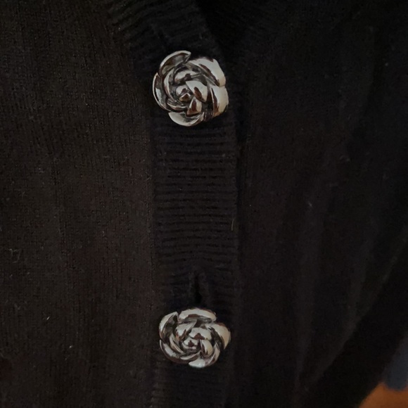 Black cardigan with rose buttons for a grunge look! - Picture 2 of 2